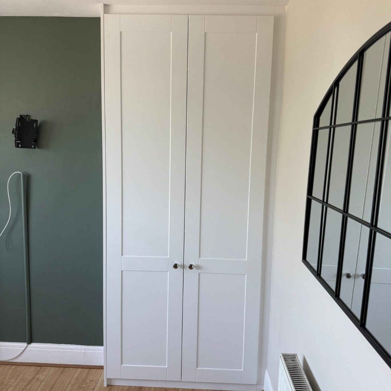 4 door made to measure, bespoke fitted hinged wardrobe with bookshelf unit in Kent and Tonbridge. 4 door made to measure, bespoke fitted hinged wardrobe with bookshelf unit in Kent and Tonbridge.